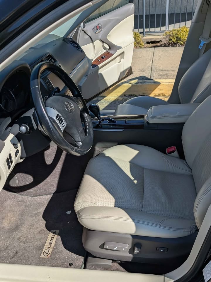 2013 Lexus IS 350 Sedan 4D photo 8