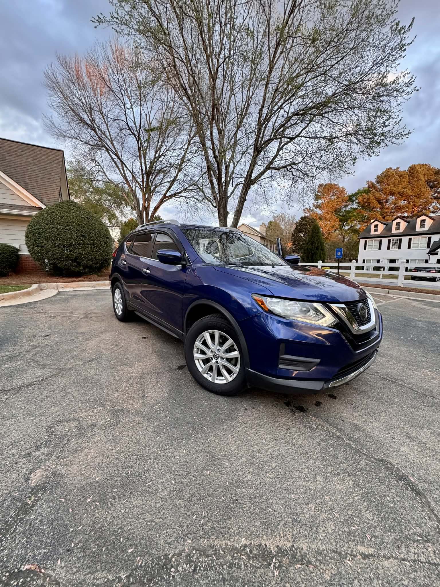 2019 Nissan Rogue SE photo 2