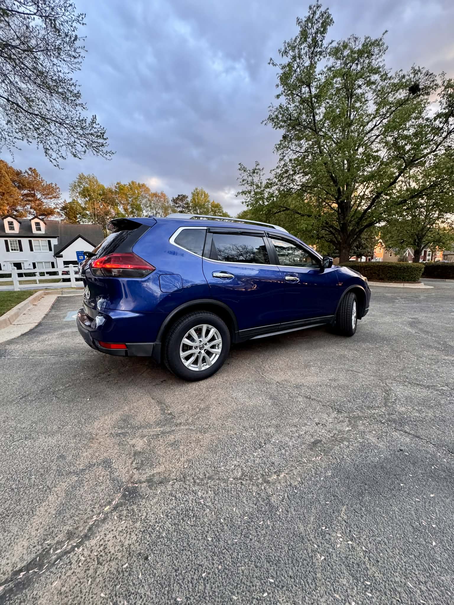 2019 Nissan Rogue SE photo 3