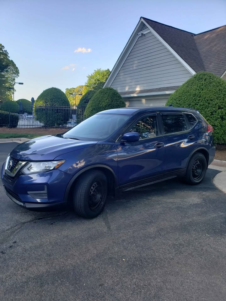 2017 Nissan Rogue photo 2