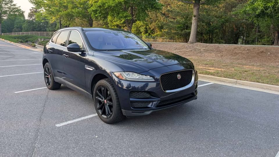 2017 Jaguar F-pace 35t Premium Sport Utility 4D photo 2