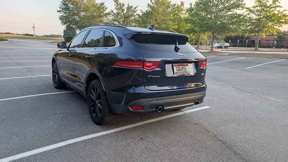 2017 Jaguar F-pace 35t Premium Sport Utility 4D photo 3