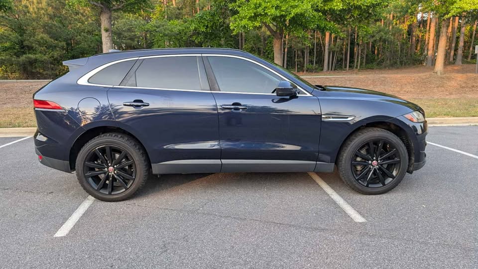 2017 Jaguar F-pace 35t Premium Sport Utility 4D photo 4