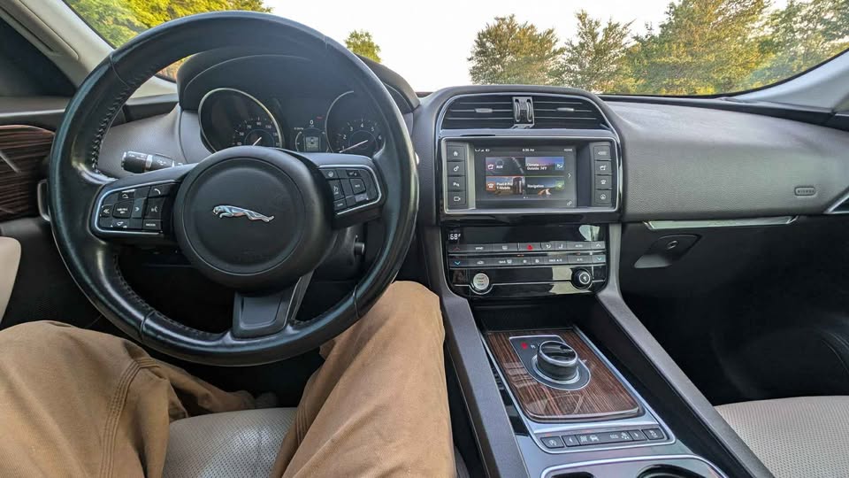 2017 Jaguar F-pace 35t Premium Sport Utility 4D photo 6