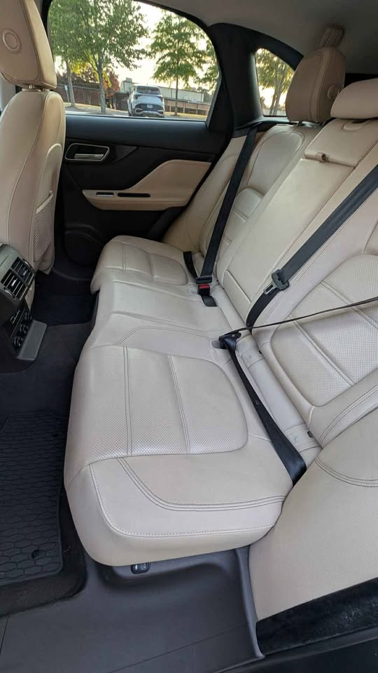 2017 Jaguar F-pace 35t Premium Sport Utility 4D photo 8