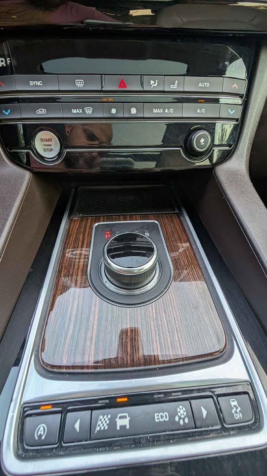 2017 Jaguar F-pace 35t Premium Sport Utility 4D photo 9